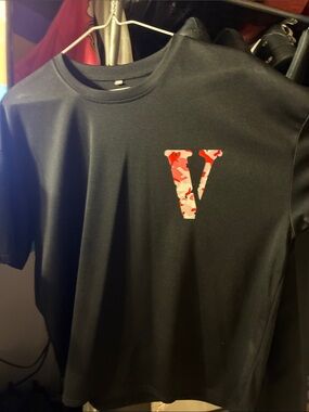 Black Men's Crewneck T-Shirt with Red Camo 'V' Graphic